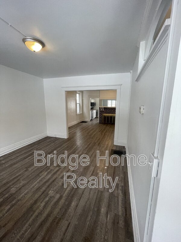 Building Photo - 136 S Spring Ave