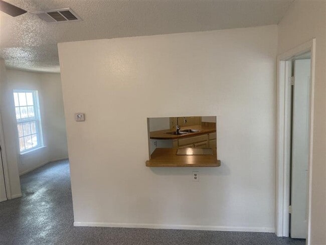 Building Photo - GREAT 2/2/1 DUPLEX