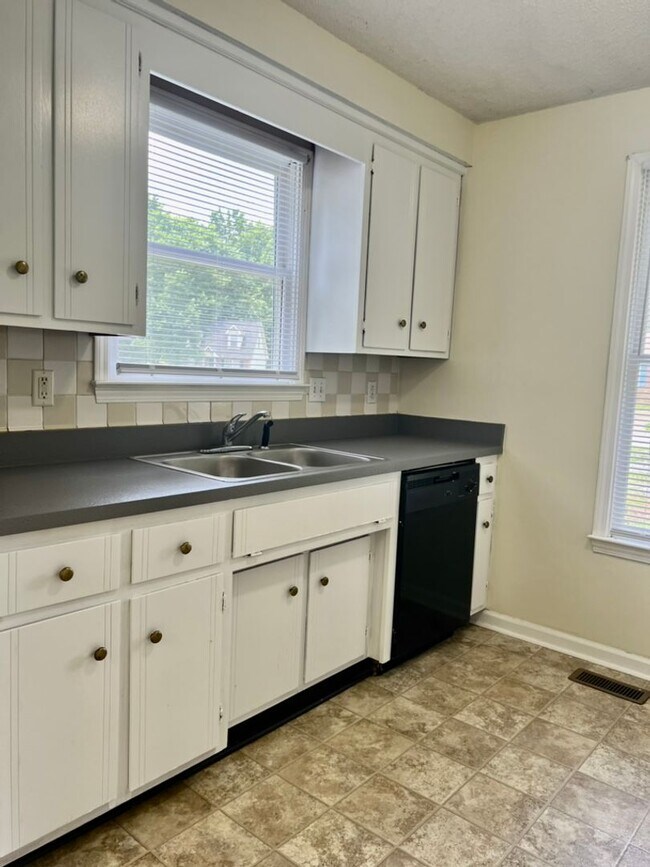Building Photo - AVAILABLE NOW! 3 Bedroom, 1.5 Bath Home