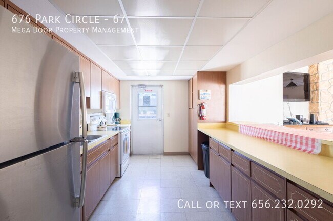 Building Photo - 676 Park Cir