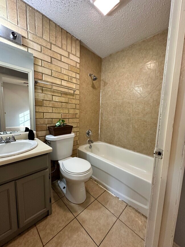 Building Photo - 311 Soria Dr