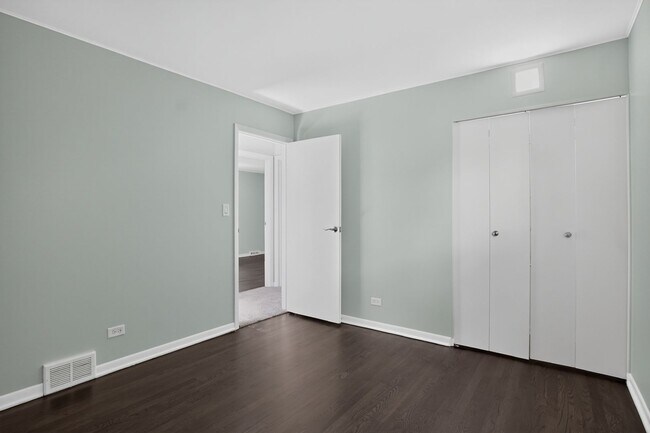 Building Photo - Spacious Stunning 3 BR House in Mount Prospect W/ Office/Playroom on Corner Lot