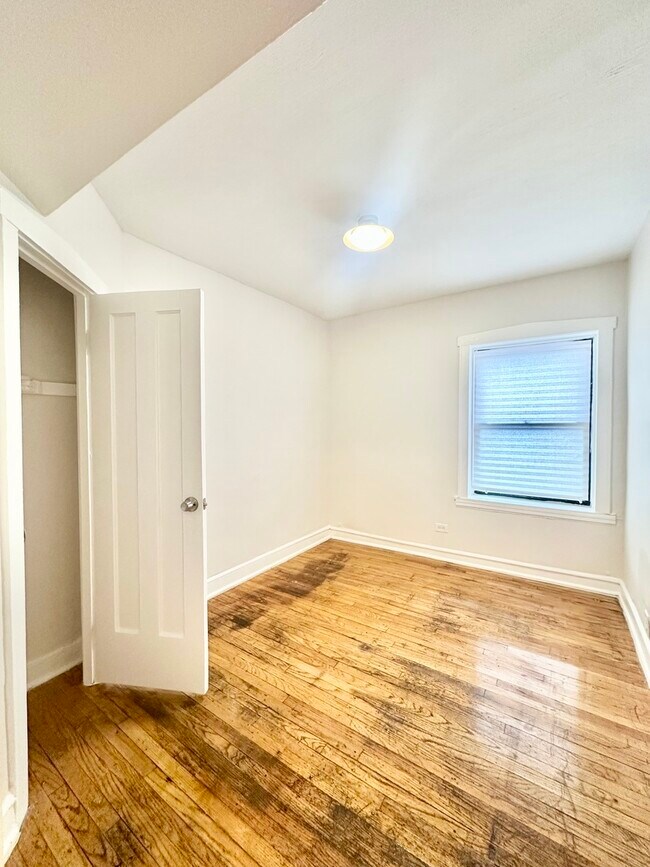 Building Photo - 1329 N Lorel Ave