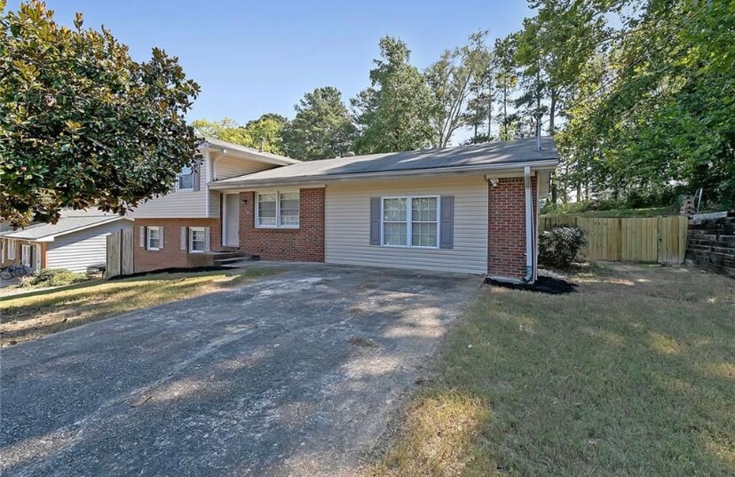 Plenty of space for parking - 114 Woodglen Dr