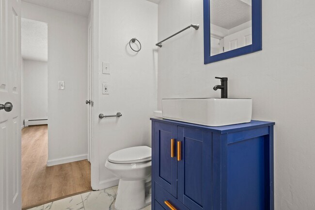 Building Photo - 2 Bed/1 Bath RENOVATED Apartment located i...