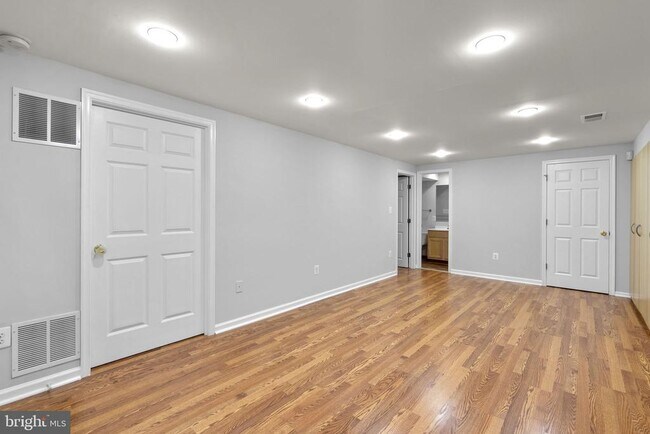 Building Photo - 1119 Halesworth Dr