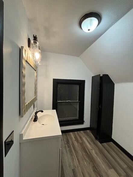 Building Photo - 1841 1/2 Highland Ave