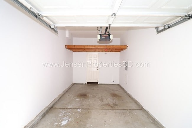 Building Photo - 2 Bed, 2 Bath Townhome w/ Garage and Laundry