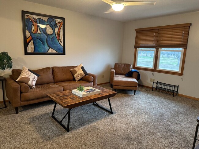 Building Photo - 202 NW Sharmin Dr