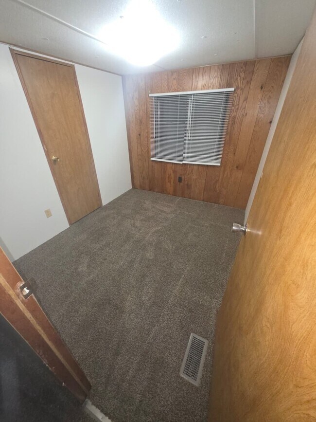 Building Photo - 4728 Ellsworth Ln