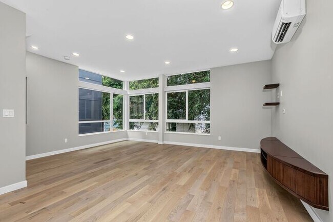 Building Photo - Stunning Standalone Townhome In Coveted Lincoln Park - Air Conditioned!