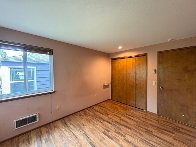 Building Photo - Beautiful Wedgwood Home with Flexible Living + 2nd Kitchen