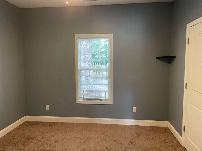 Building Photo - Pet Friendly Three Bedroom Two Full Bathro...