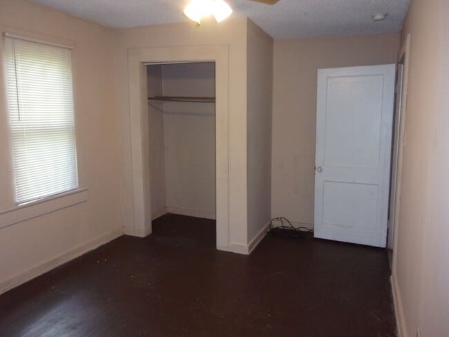 Building Photo - 2 Bedroom Apartment