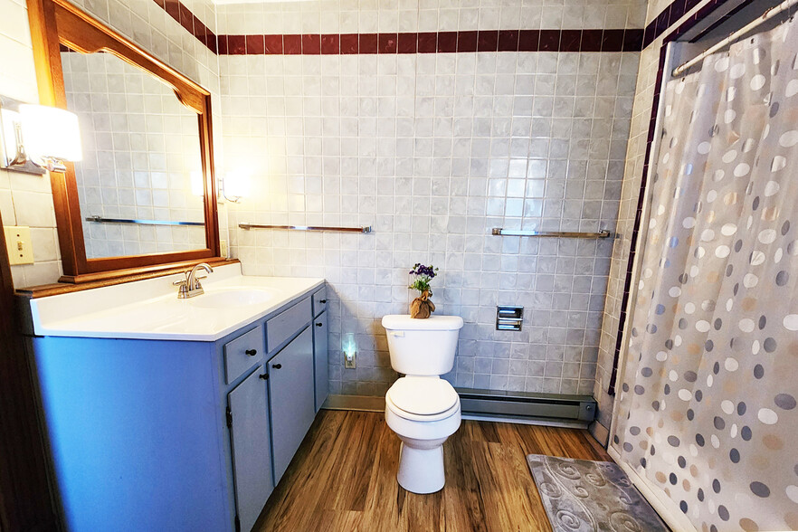 Large bathroom - 2706 Buffalo Rd