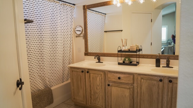 Building Photo - 3915 E Renee Dr