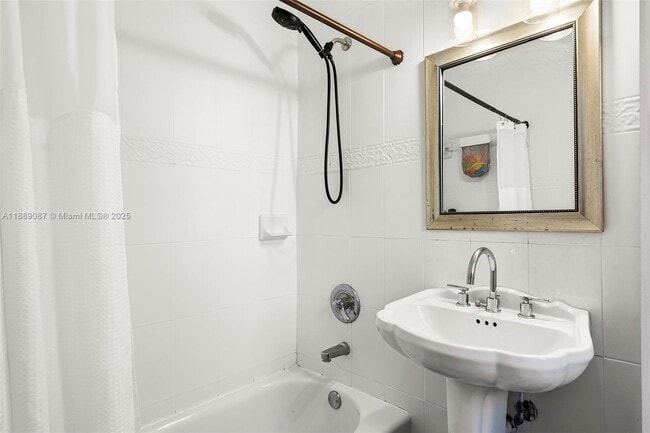 Building Photo - 1545 Normandy Dr