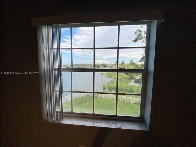 Building Photo - 2803 N Oakland Forest Dr