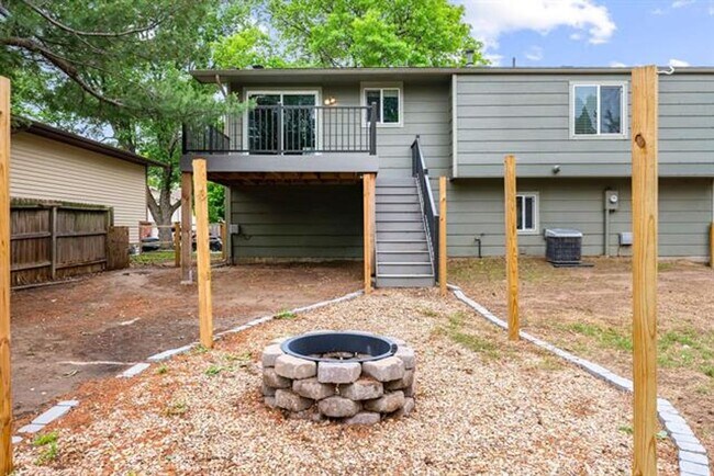 Building Photo - Spacious home near 55th st. S. and Broadway