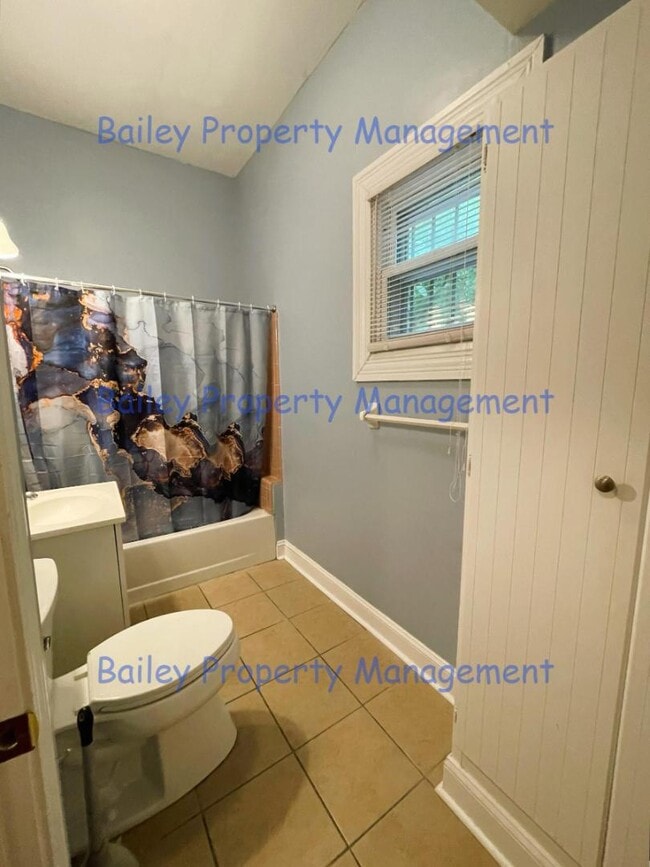 Building Photo - 537 E Oak St