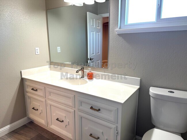 Building Photo - Spacious 4 Bed / 2.5 Bath / 2,106 Sqft Mar...