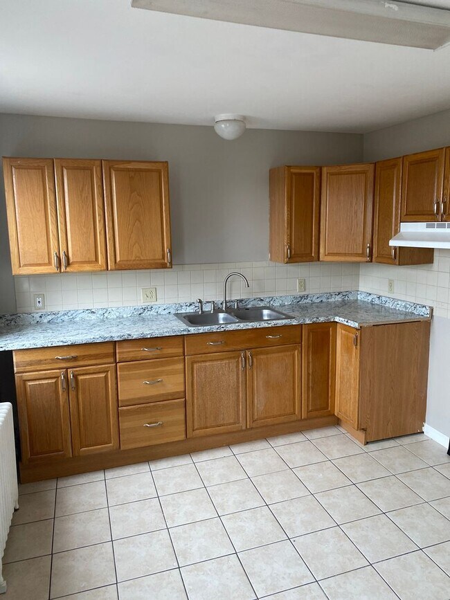 Building Photo - 142 Walnut St