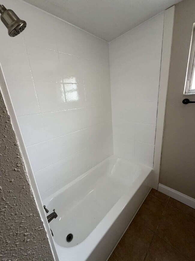 Building Photo - Beautiful 2 bed, 2 updated baths home in the sought-after boating community of Gulf Harbors.