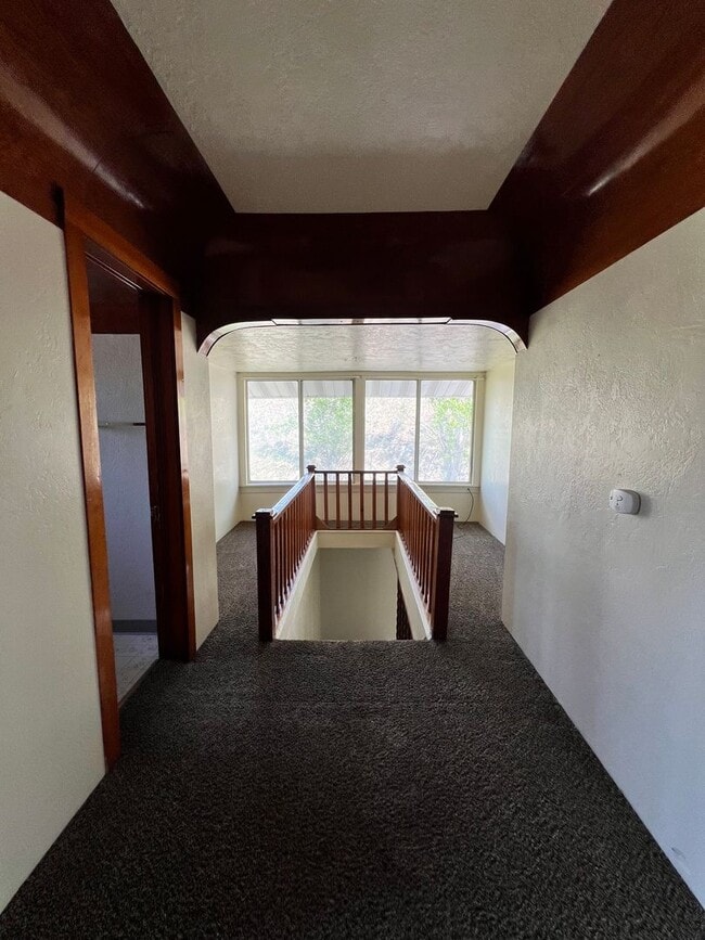 Building Photo - Great Property South of Town