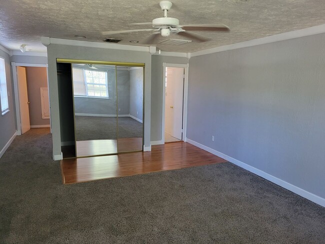 Building Photo - Spacious 4 Bedroom 2 Bath Home with Hardwo...