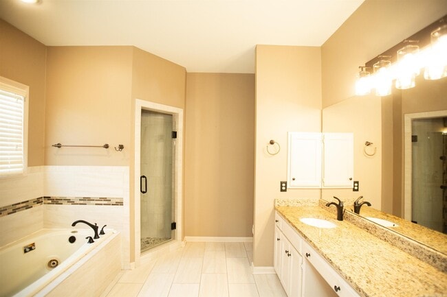 Building Photo - 808 Cartier Ln