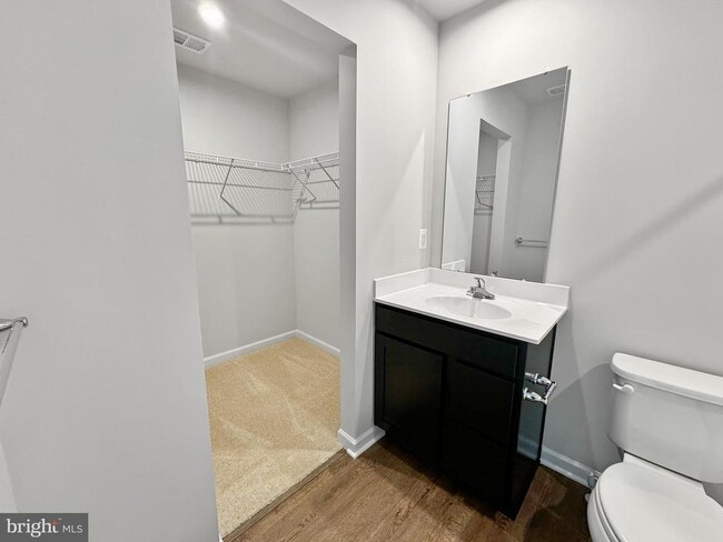 Building Photo - 2566 Laurel Pk Dr