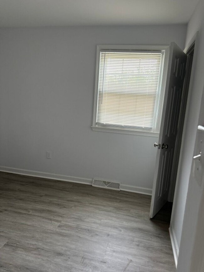 Building Photo - 302 Cottonwood Ln