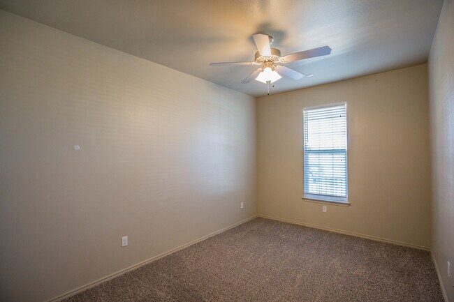 Building Photo - Pre-Leasing - Endearing Home in North Overton!