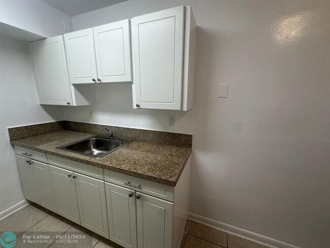 Building Photo - 460 Sunshine Dr