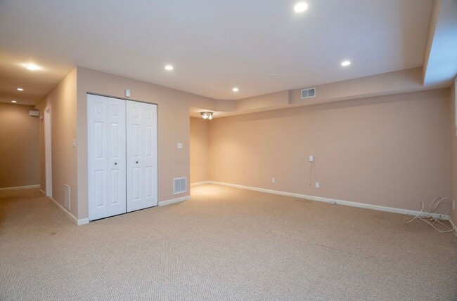 Building Photo - Bright 3 Bedroom Takoma Townhome with Park...