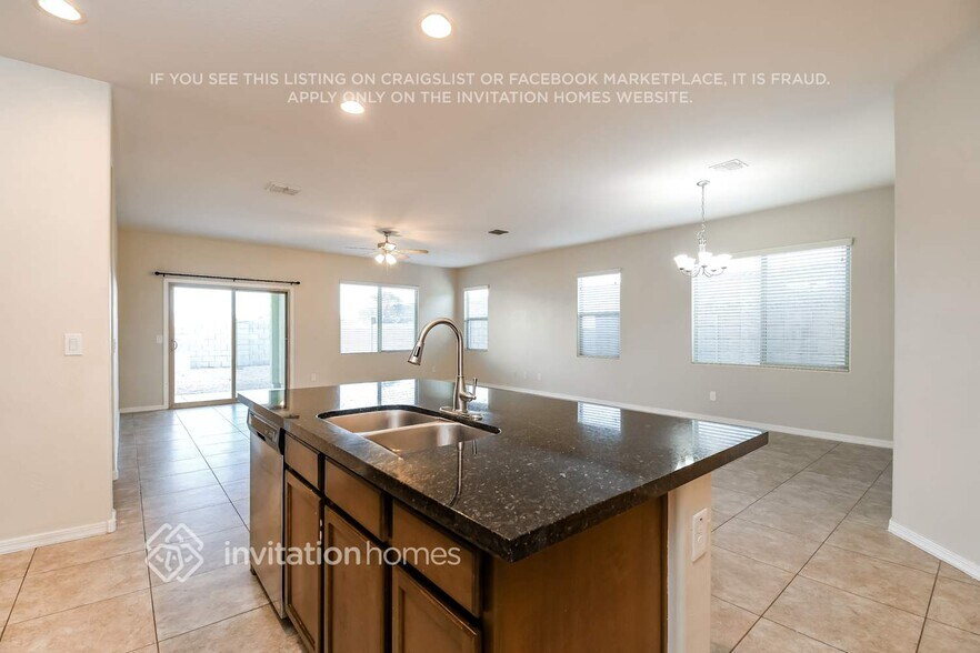 Building Photo - 4962 E Alamo St