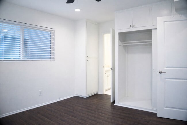 Building Photo - 733 Manhattan Beach Blvd