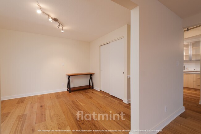 Building Photo - 732 11th Ave E