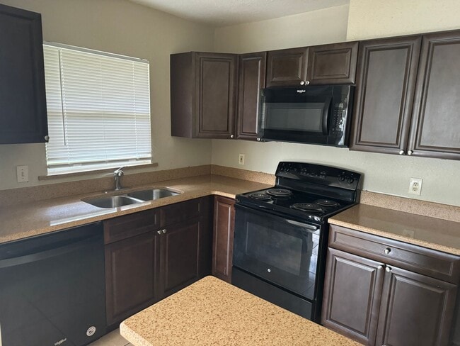 Building Photo - Spacious open floor plan 2/2 located in highly desirable Siesta Lago!