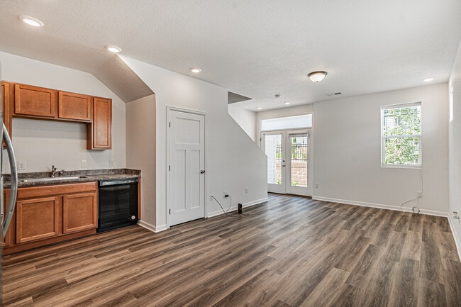 Building Photo - 1047 Oak Cir