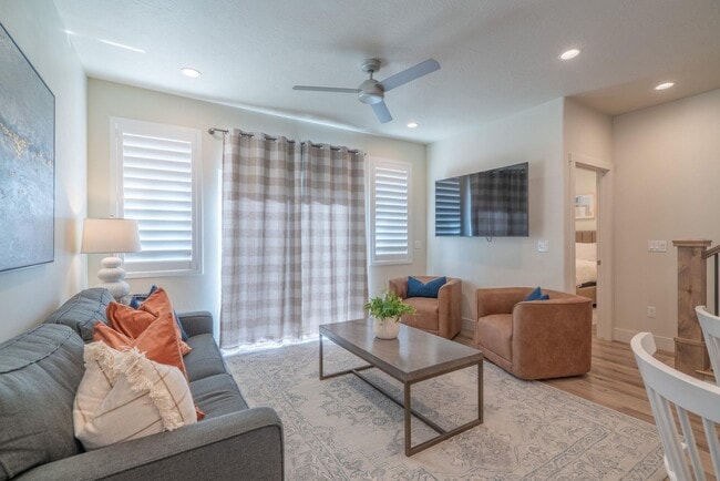 Building Photo - Flexible lease options! Spacious Townhome in Washington