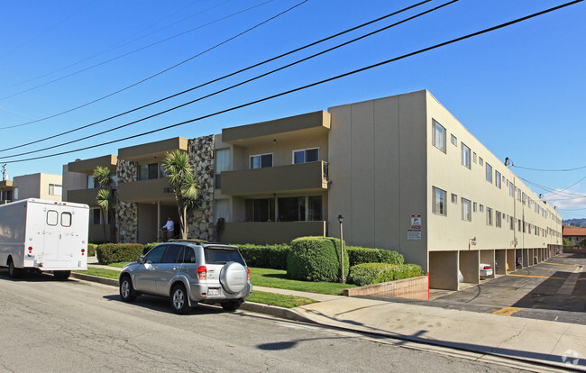 Building Photo - Commodore Apartments