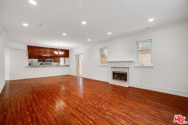 Building Photo - 2306 Fox Hills Dr