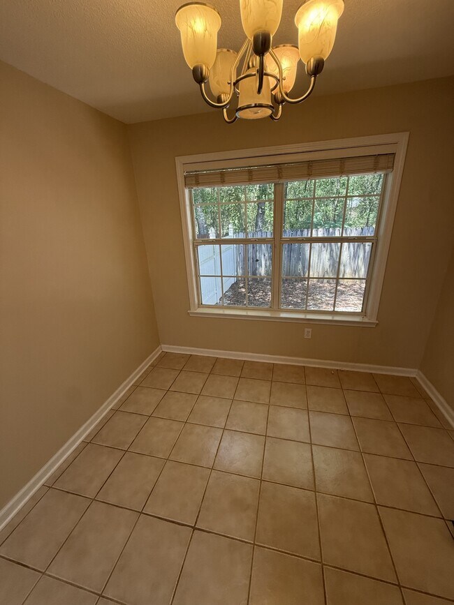 Building Photo - 210 S Idlewild Path