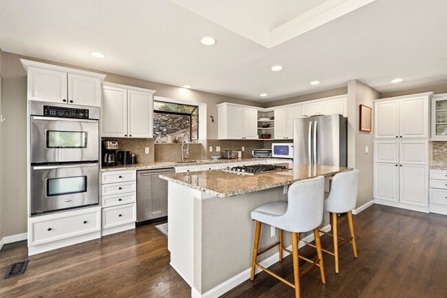 Building Photo - Stunning Fully Furnished Home in Roxborough Park!