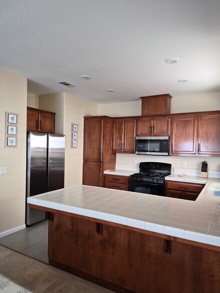 Building Photo - 3005 La Vina Cir