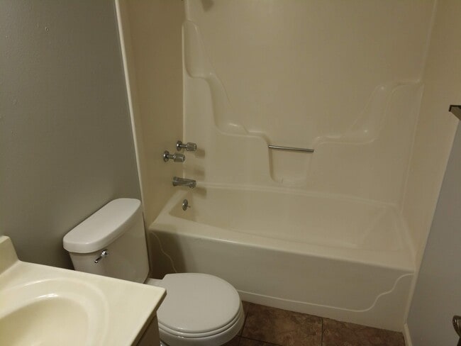 Building Photo - 2 Bedroom Duplex located on East Side of MHK!