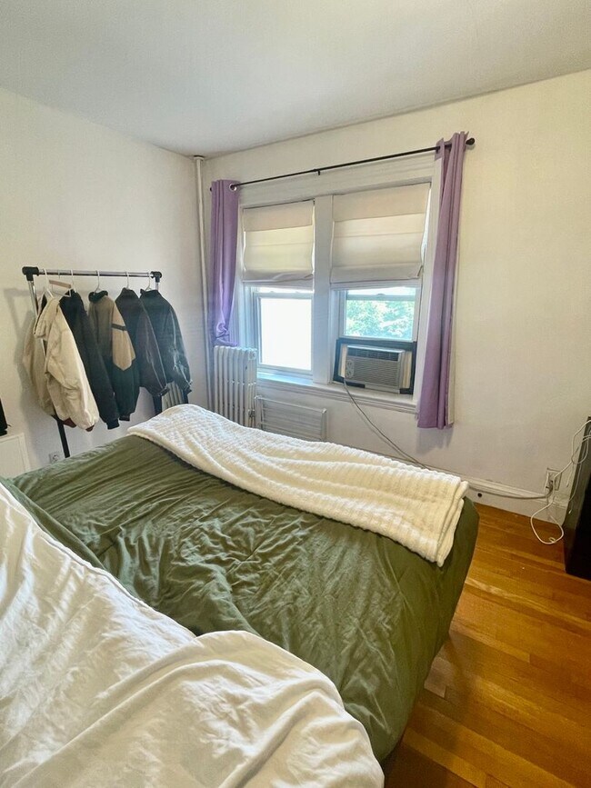 Building Photo - 9/1 No Fee!- Sunny upper floor 2BR - w/d i...