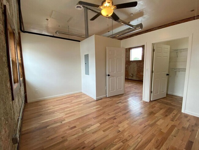 Building Photo - 114 E Harrison St