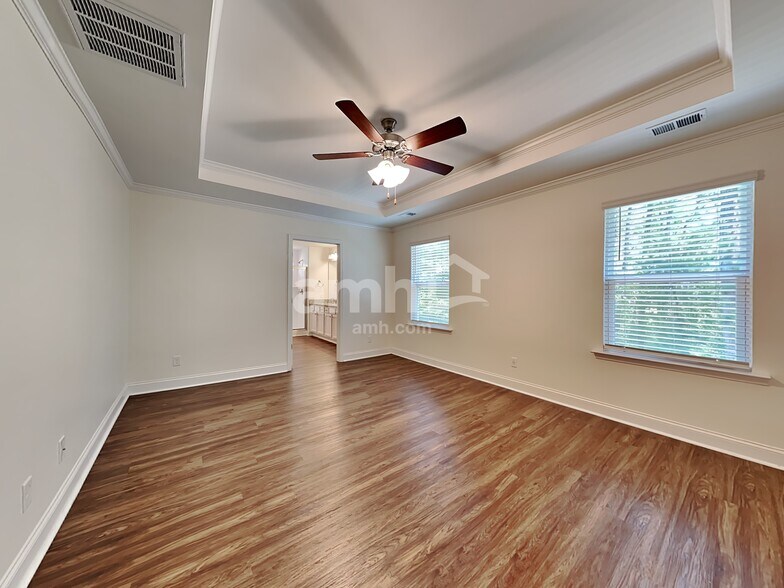 Building Photo - 230 Swan Dr